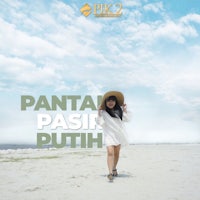 a woman in a white hat walking on the beach with the words pantan pas putih